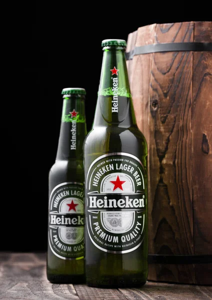 Londres Reino Unido Abril 2018 Botellas Cerveza Heineken Lager Junto — Foto de Stock