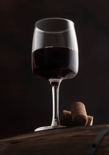 Glas Rotwein Mit Korken Auf Dem Holzfass Auf Schwarzem Hintergrund — Stockfoto