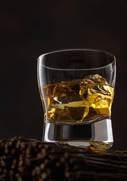 Whisky Malta Simple Vidrio Con Cubitos Hielo Encima Del Fondo —  Fotos de Stock