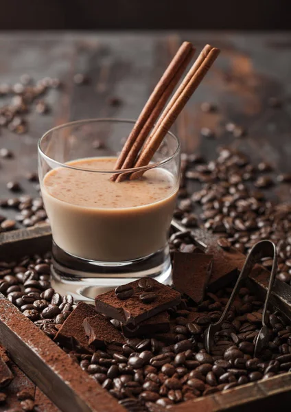Tarçınlı Kristal Bardak Rlanda Kremalı Baileys Likörü Kahve Çekirdekleri Koyu — Stok fotoğraf