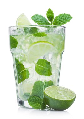 Bir bardak Mojito yaz alkollü kokteyli buz küpleri ve beyaz arka planda limon çiğ kireç ve nane yaprağı.