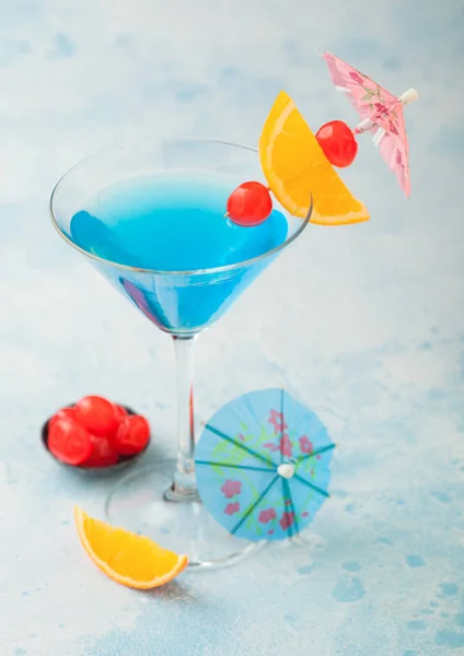 Blue Lagoon Καλοκαιρινό Cocktail Ποτήρι Μαρτίνι Γλυκά Cocktail Κεράσια Και — Φωτογραφία Αρχείου