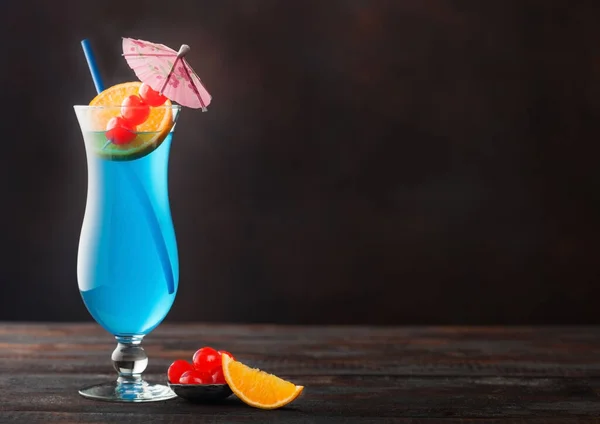 Blauer Lagunen Sommercocktail Klassischen Glas Mit Süßen Cocktailkirschen Und Orangenscheibe — Stockfoto