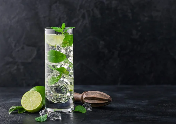 Copo Alto Coquetel Mojito Com Cubos Gelo Hortelã Limão Sobre — Fotografia de Stock