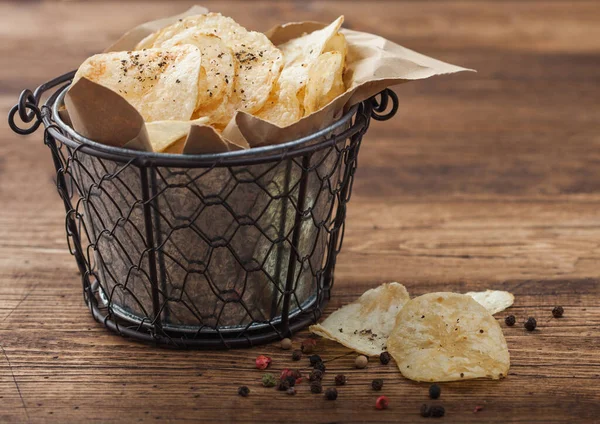 Patatas Crujientes Patatas Fritas Con Sabor Pimienta Negra Cubo Acero — Foto de Stock