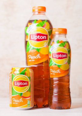 LONDON, İngiltere - SEPTEMBER 03, 2018: Alüminyum kutu ve şeftali aromalı plastik Lipton Ice Tea.