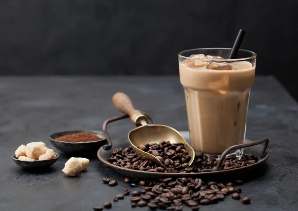 Frischer Eisgekühlter Cappuccino Kaffee Glas Mit Stroh Auf Tablett Mit — Stockfoto