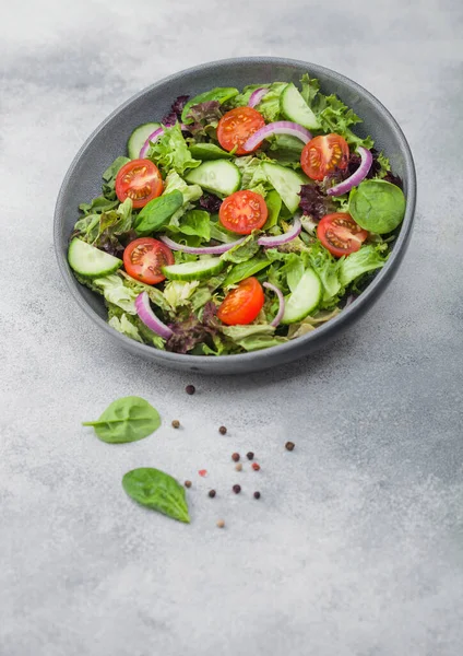 Tigela Cinza Movimento Com Salada Saudável Legumes Frescos Com Alface — Fotografia de Stock