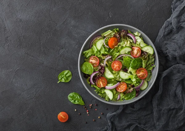 Salada Legumes Vegetarianos Saudáveis Frescos Com Tomate Pepino Cebola Vermelha — Fotografia de Stock