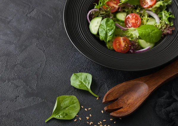 Salada Legumes Frescos Saudáveis Com Alface Tomate Cebola Vermelha Espinafre — Fotografia de Stock