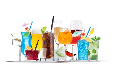 Beyaz arka planda buzlu çeşitli kokteyller. Mavi lagün, martini, negroni, mojito, spritz, gimlet, cuba libre, cosmopolitan, margarita..