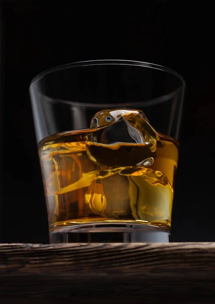 Glas Single Malt Whisky Mit Eiswürfeln Auf Holzplatte Auf Schwarzem — Stockfoto