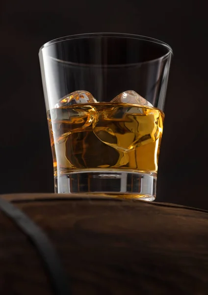 Glas Mit Eiswürfeln Aus Scotch Whiskey Auf Holzfass Und Schwarzem — Stockfoto