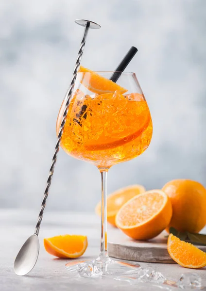 Glass Aperol Spritz Summer Cocktail Oranges Bar Spoon Light Table — Stok fotoğraf