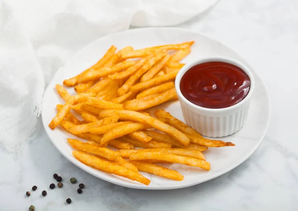 Pommes Frites Chips Med Tomat Ketchup Vit Platta Vit Marmor — Stockfoto