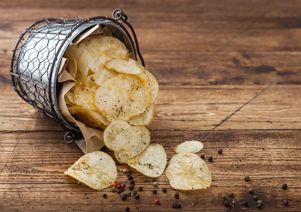 Patatas Patatas Fritas Con Pimienta Negra Cubo Acero Snack Sobre — Foto de Stock