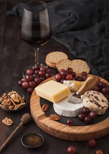 Bicchiere Vino Rosso Con Selezione Vari Formaggi Sul Bordo Uva — Foto Stock