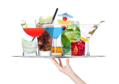 Beyaz arka planda buzlu çeşitli kokteyl tepsileri. Mavi lagün, martini, negroni, mojito, spritz, gimlet, cuba libre, cosmopolitan, margarita..