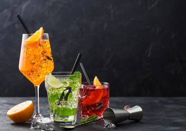 Gläser Spritz Mojito Und Negroni Cocktails Mit Eiswürfeln Und Limetten — Stockfoto