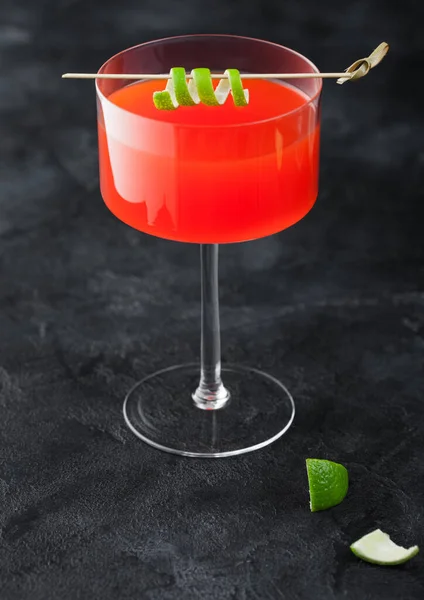 Cosmopolitische Cocktail Modern Kristalglas Met Limoenschil Zwarte Tafelondergrond Bovenaanzicht — Stockfoto