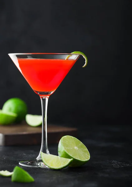 Kosmopolitischer Cocktail Klassischem Kristallglas Mit Limettenschale Und Frischen Limetten Auf — Stockfoto