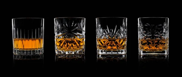 Set Aus Vier Verschiedenen Kristallgläsern Mit Scotch Whiskey Auf Schwarzem — Stockfoto