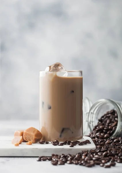 Soğuk Buzlu Kahve Bardakta Süt Bir Kavanoz Taze Kahve Çekirdeği — Stok fotoğraf