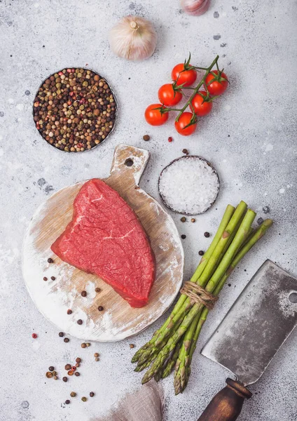 Fatia Bife Sirlion Carne Crua Tábua Corte Redondo Com Tomates — Fotografia de Stock