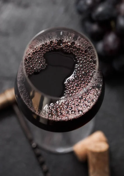 Glas Rode Wijn Met Kurken Vintage Kurkentrekker Donker Met Druiven — Stockfoto