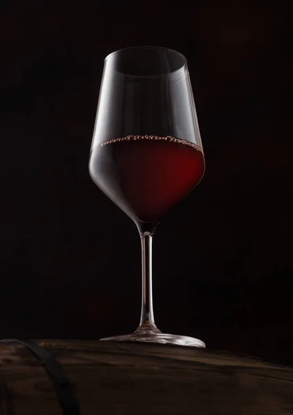 黑色底色木桶顶部的红葡萄酒水晶杯 — 图库照片
