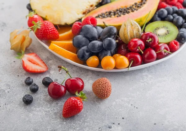 Φρέσκα Ωμά Βιολογικά Καλοκαιρινά Μούρα Και Εξωτικά Φρούτα Λευκό Πιάτο — Φωτογραφία Αρχείου