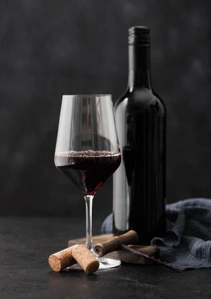 Glas Und Flasche Rotwein Mit Korken Und Vintage Korkenzieher Auf — Stockfoto