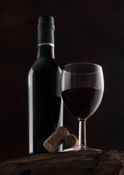 Bir Şişe Kırmızı Şarap Mantarlı Şarap Siyah Arka Plandaki Ahşap — Stok fotoğraf