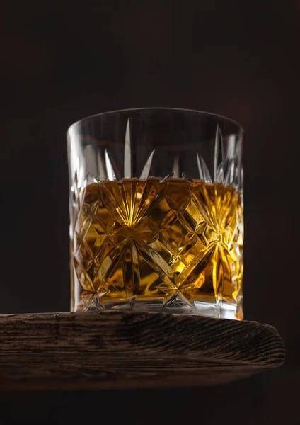 Kristallglas Mit Eiswürfeln Aus Scotch Whiskey Auf Holzplatte Und Schwarzem — Stockfoto