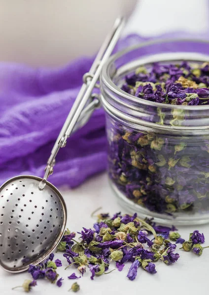 Blå Malva Blommor Glasburk Med Vintage Sil Infuser Ljus Bakgrund — Stockfoto