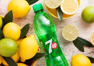 LONDON, İngiltere - 27 Nisan 2018: Taze limon ve limonlu 7UP limonata içeceği plastik şişe. Bu içecek Pepsi şirketini üretiyor.