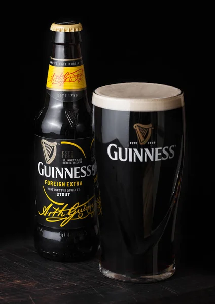 London Storbritannien April 2018 Flaska Och Originalglas Guinness Drog Kraftig — Stockfoto