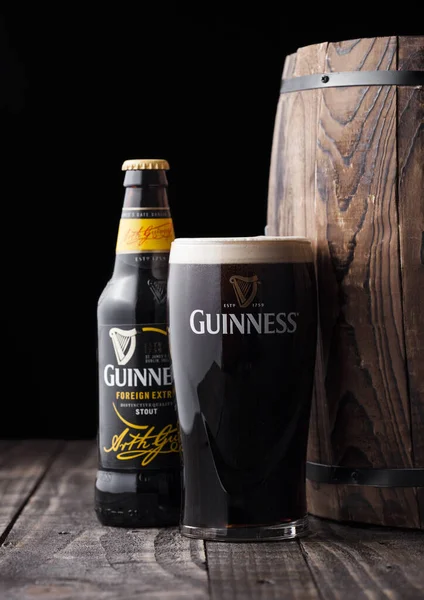 Londen April 2018 Fles Origineel Glas Guinness Tochtstout Bier Naast — Stockfoto