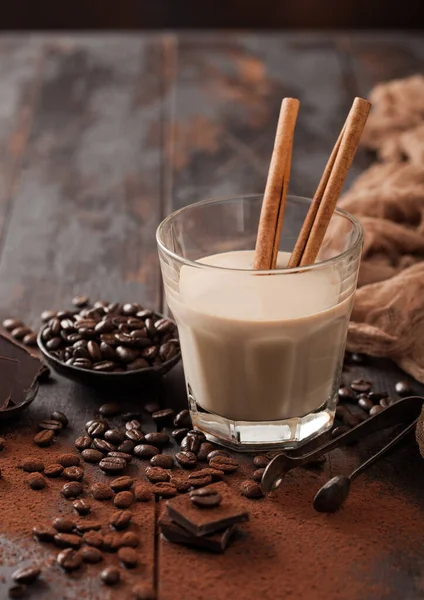 Glas Irischer Sahne Baileys Likör Mit Zimt Kaffeebohnen Und Pulver — Stockfoto
