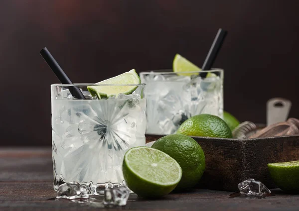 Gimlet Kamikaze Cocktail Kristallen Glazen Met Limoenschijfje Ijs Houten Ondergrond — Stockfoto