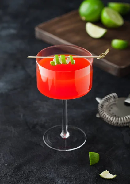 Kosmopolitischer Cocktail Aus Modernem Kristallglas Mit Limettenschale Und Frischen Limetten — Stockfoto