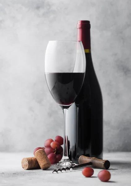Glas Und Flasche Rotwein Mit Korken Und Vintage Korkenzieher Mit — Stockfoto