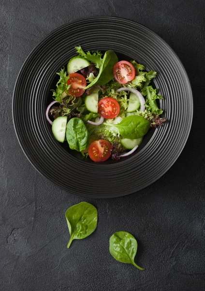 Salada Legumes Vegetarianos Saudáveis Frescos Com Tomate Pepino Cebola Vermelha — Fotografia de Stock