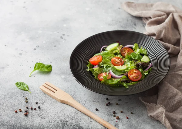Salada Legumes Frescos Saudáveis Com Alface Tomate Cebola Vermelha Espinafre — Fotografia de Stock