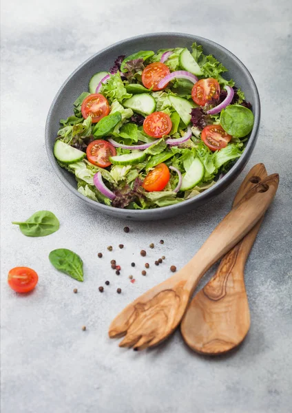 Salada Legumes Frescos Saudáveis Com Alface Tomate Cebola Vermelha Espinafre — Fotografia de Stock