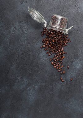 Siyah arka planda taze çiğ organik kahve çekirdekleri. Üst Manzara. Metin için boşluk.