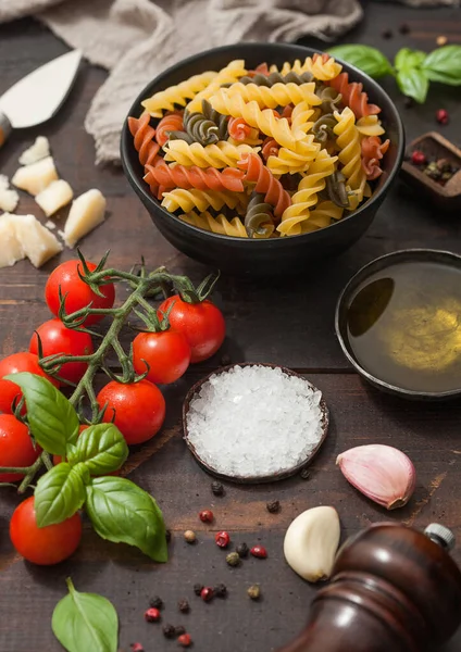 Pasta Tricolor Fusilli Con Parmesano Tomates Queso Parmesano Tomates Sobre — Foto de Stock