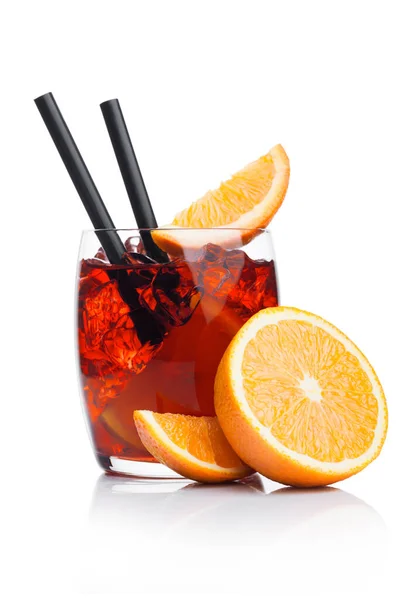 Cóctel Negroni Vidrio Lujo Con Cubitos Hielo Rodajas Naranja Con —  Fotos de Stock