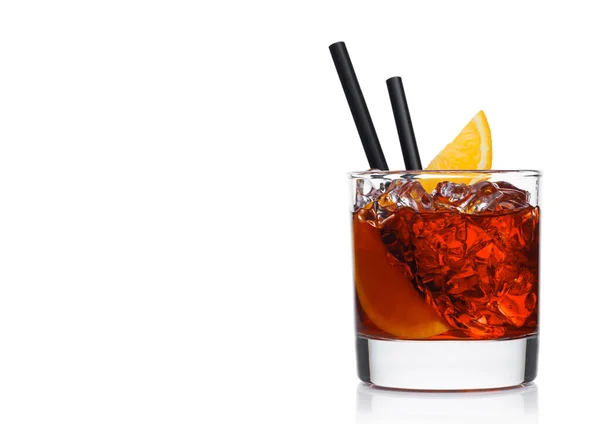 Κοκτέιλ Negroni Μοντέρνο Ποτήρι Παγάκια Και Φέτες Πορτοκαλιού Καλαμάκι Λευκό — Φωτογραφία Αρχείου