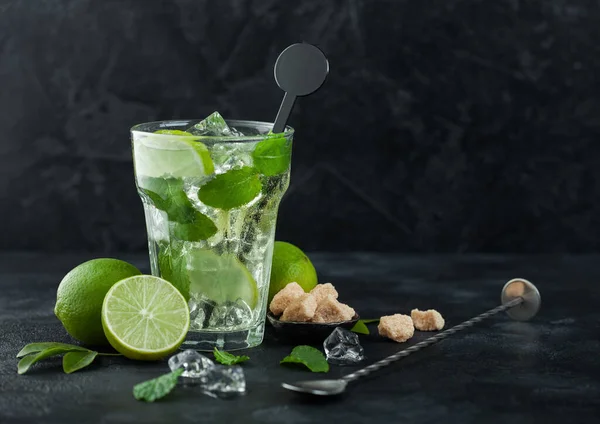 Glas Mojito Cocktail Med Isbitar Mynta Och Lime Svart Bräda — Stockfoto